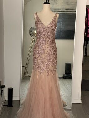 Stunning floral evening gown by Basix Black Label in size 4. Fits beautifully.